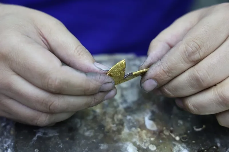 altin-rekor-kiriyor-sahtecilerin-agina-dusmeyin-ses-kontrol-uyarisi-gercek-altin-nasil-anlasilir-1713339859636.jpeg Altın rekor kırıyor! Sahtecilerin ağına düşmeyin: Ses kontrol uyarısı... Gerçek altın nasıl anlaşılır?-4