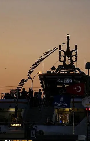Kadıköy-Eminönü seferini yapan vapurun motor kısmında yangın çıktı