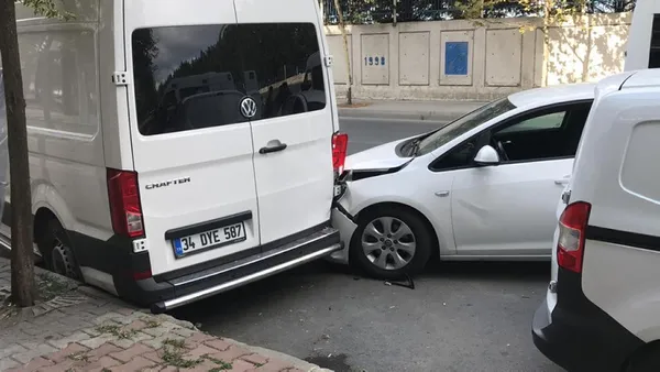 arac-kullanirken-annesinin-vefat-haberini-aldi-kaza-yapti-1631259283246.jpg Araç kullanırken annesinin vefat haberini aldı kaza yaptı-2