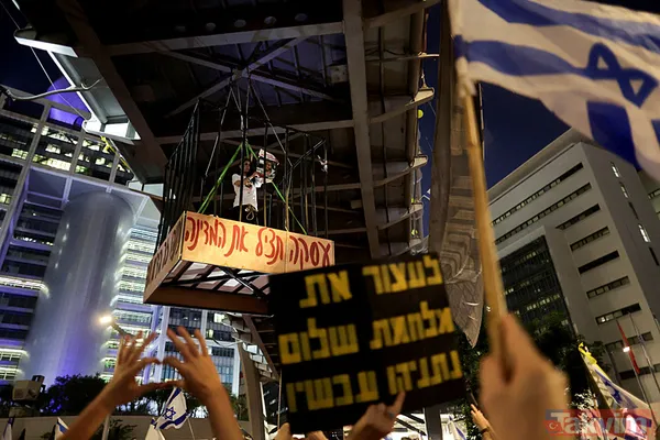 Tel Aviv'de kafesli protesto! Onlarca İsrailli, Netanyahu'nun istifası için sokaklara döküldü: Sen baştasın, sen suçlusun - 27