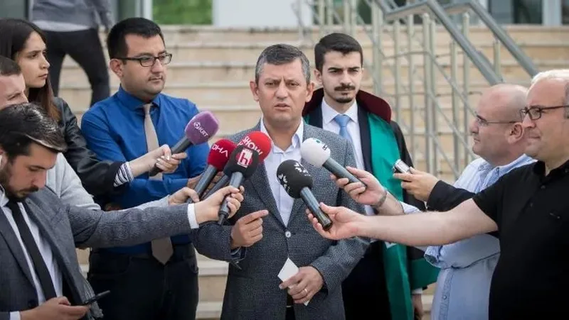 chp-pmde-dananin-kuyrugu-kopuyor-ozgur-ozelden-imamogluna-kadikoy-ve-cankayada-kesik-iki-ilcede-demden-icazet-1707720553567.jpeg Fotoğrafta: Özgür Özel ve avukatı Hüseyin Can Güner (arkada)