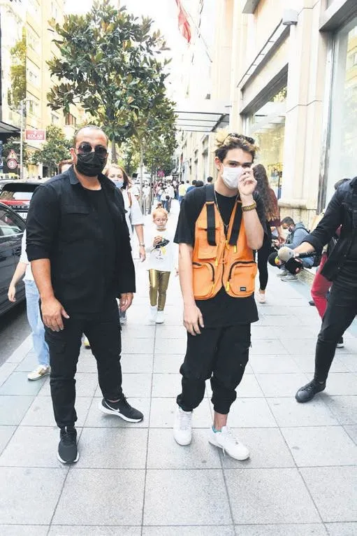 16-yasindaki-sarkici-alper-erozer-1-milyon-200-bin-liraya-araba-aldi-1600807098691.jpeg 16 yaşındaki şarkıcı Alper Erözer 1 milyon 200 bin liraya araba aldı!-2