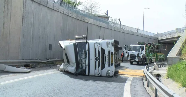 Büyükçekmece'de hafriyat kamyonu devrildi