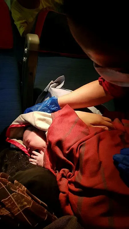 afgan-bebek-thynin-tahliye-ucusunda-yerden-10000-metre-yukseklikte-dunyaya-geldi-1630159129466.jpg Afgan bebek, THY'nin tahliye uçuşunda yerden 10.000 metre yükseklikte dünyaya geldi-5