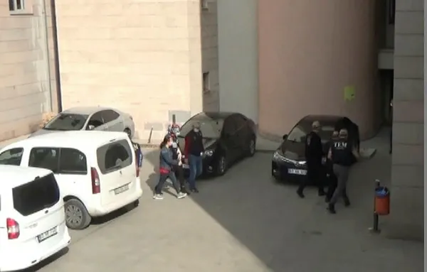 pkkya-eleman-sagladigi-iddia-edilen-hdp-il-baskani-coskun-ve-baskan-yardimcisi-tore-tutuklandi-1604951430002.jpg Terör örgütü PKK'ya eleman sağlayan HDP İl Başkanı Ali Coşkun ve Başkan Yardımcısı Kadriye Töre, tutuklandı-3