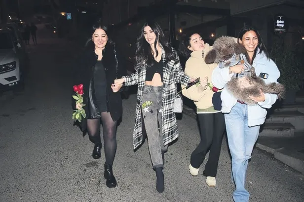 simit-cikisiyla-gundeme-gelen-hulya-avsardan-soke-eden-karar-artik-sokakta-1644259999157.jpeg Simit çıkışıyla gündeme gelen Hülya Avşar'dan şoke eden karar! Artık sokakta...-10