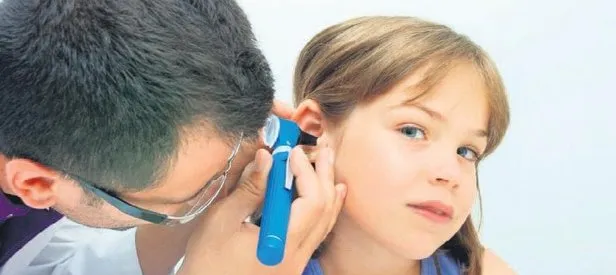Kulak enfeksiyonu geriletiyor çocuğu
