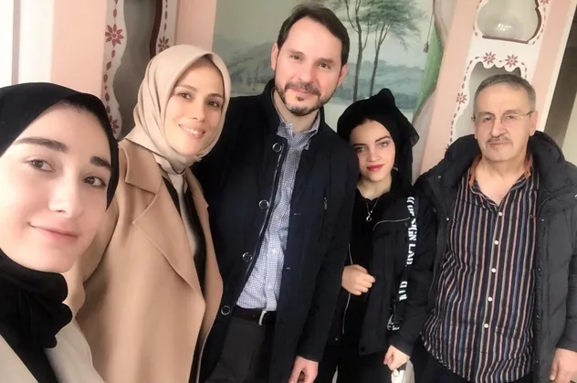 Hazine ve Maliye Bakanı Berat Albayrak kahve sözü verdiği takipçisiyle buluştu