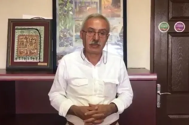 Teröre destekten görevden alınan Selçuk Mızraklı İngilizce mesaj yayınlayıp sahiplerinden yardım istedi!