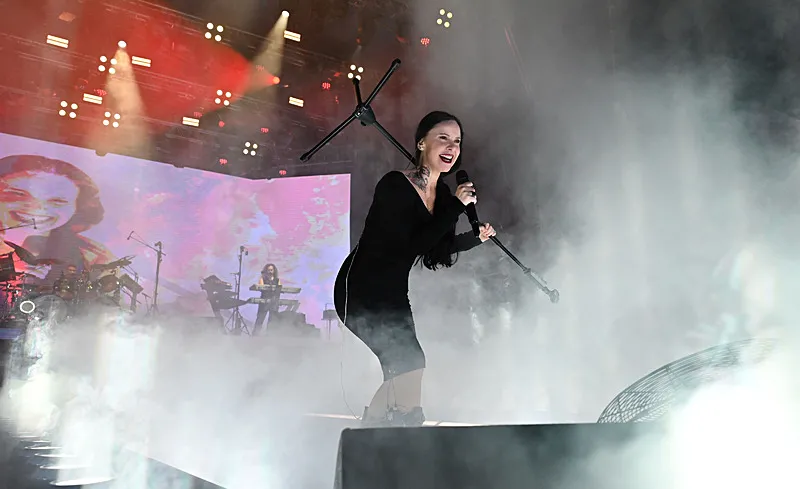 sebnem-ferah-6-yil-aradan-sonra-izmirde-sahne-aldisebnem-ferahin-izmir-konserine-unluler-de-akin-etti-1781429501302.jpg 6 yıllık hasret bitti! Şebnem Ferah İzmir’de rekor katılımla fırtına estirdi: 21 Haziran müjdesini verdi-4