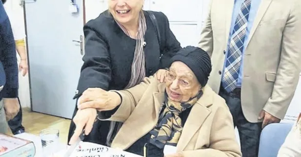 Makbule nine 100 yaşına girdi! Doğum gününü yaptırdığı okuldaki öğrenciler kutladı