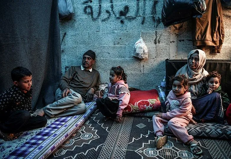 1707145512299.jpeg Katil İsrail'in yetim bıraktığı Gazzeli Abdullah Salah'ın hikayesi! Yaprak ve kağıt ateşinde saatlerce pişen çorba, una alternatif hayvan yemi...-5