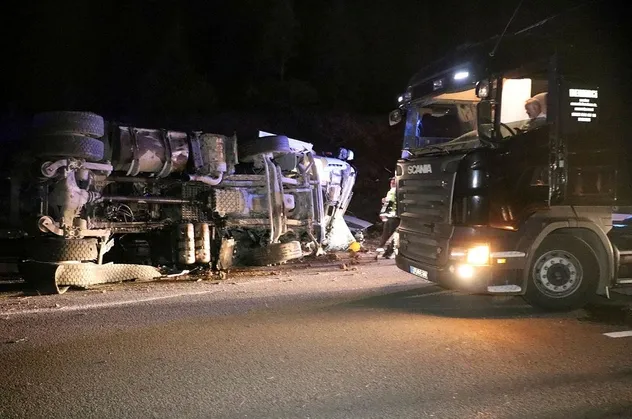 Son dakika: Anadolu Otoyolu'nda cip devrilen tıra çarptı: 3 yaralı
