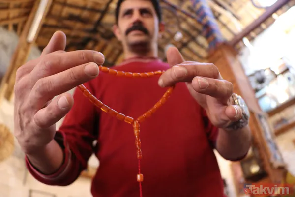 Şanlıurfa'da Bir Araya Gelen Tespih Koleksiyoncuları En Nadide Tespihlerini Görücüye Çıkardı. Gramı Altınla Yarışan Tespihler Binlerce Liraya Alıcı Bulurken,...