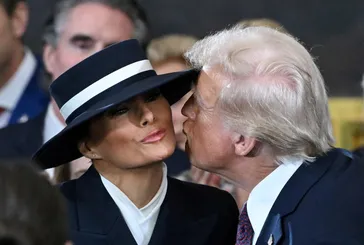 Görüntüler gündem oldu! Donald Trump şapka yüzünden eşi Melania’yı öpemedi