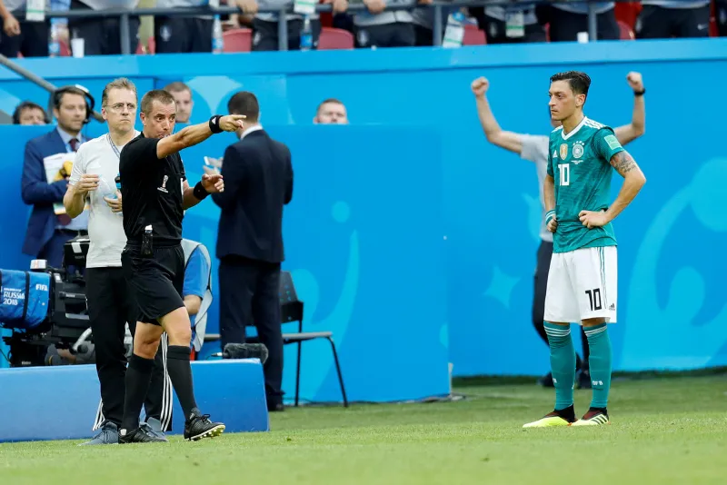 Alman holiganlar Mesut Özil'e saldırdı - 5