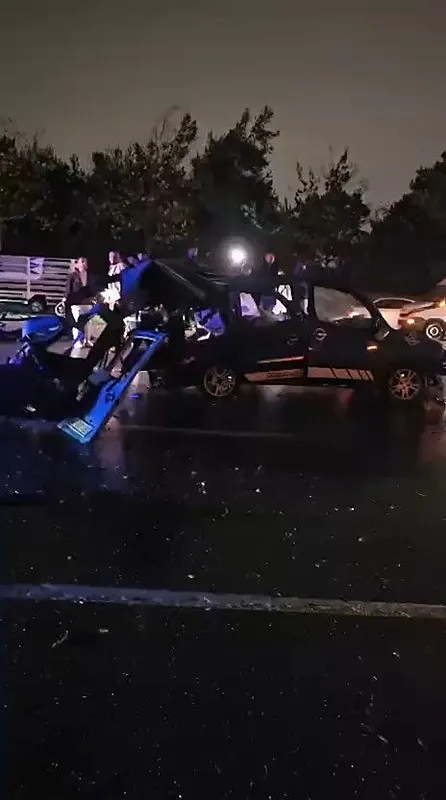 basaksehirde-zincirleme-trafik-kazasi-yaralilar-var-1764956119509.jpeg İstanbul Başakşehir'de zincirleme trafik kazası. (DHA)