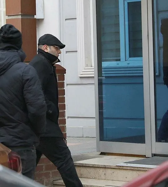 ogun-samast-trabzonda-segbisle-durusmaya-katildi-ifadesi-alinmadi-yurt-disi-cikis-yasagi-verildi-1701877699942.jpeg Ogün Samast Trabzon'da SEGBİS'le duruşmaya katıldı! İfadesi alınmadı... Yurt dışı çıkış yasağı verildi-8