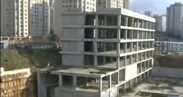 Ataşehir'de FETÖ'ye ait okul inşaatında toprak kayması-1