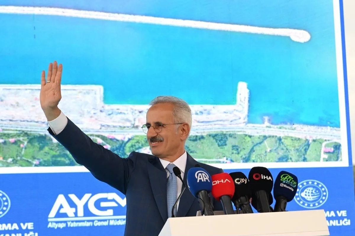 1786985884720.jpeg Karadeniz'deki lojistik gücünü taçlandıracak! İyidere Lojistik Limanı'nda kritik aşama tamam: Ana mendirekte son beton döküldü-2