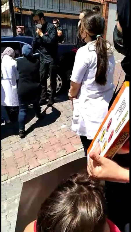 baskan-erdogan-cocuklar-tayyip-dede-diye-seslenince-konvoyu-durdurdu-oyuncak-hediye-etti-1623496219627.jpg Başkan Erdoğan çocuklar 'Tayyip Dede' diye seslenince konvoyu durdurdu oyuncak hediye etti-5