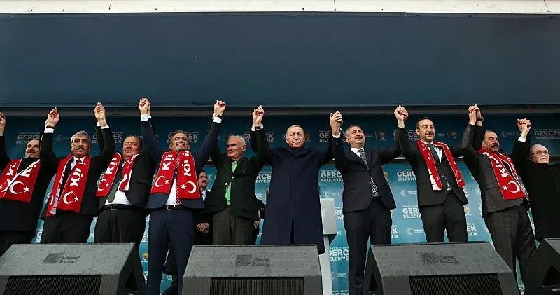 Başkan Erdoğan burada AK Parti Kilis Belediye Başkan adayı Reşit Polat ile vatandaşları selamladı.