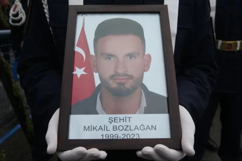 pkkli-teroristlerin-paramotoru-bulundu-veterineri-sehit-edip-ankarada-bombali-saldiri-duzenlemislerdi-1714407042287.jpeg PKK'lı teröristlerin paramotoru bulundu! Veteriner Mikail Bozlağan'ı şehit edip Ankara'da bombalı saldırı düzenlemişlerdi!-4