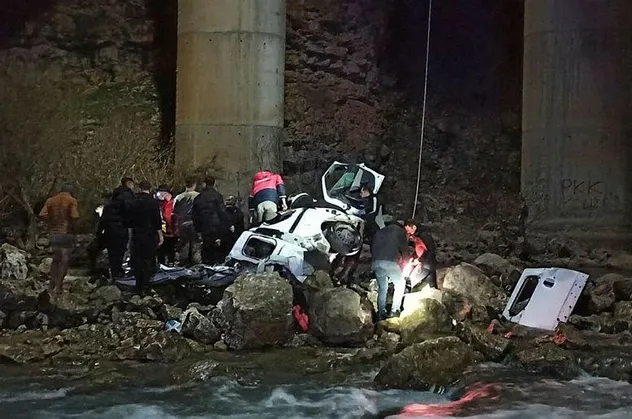 Batman'da otomobil köprüden düştü. 3 ölü