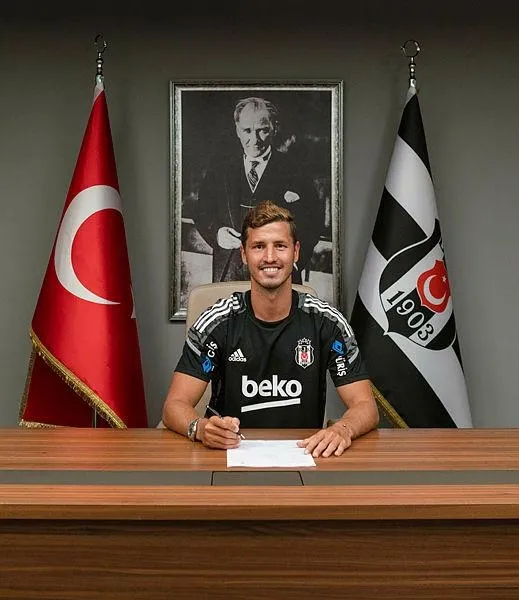 Beşiktaş yeni sezonun ilk transferini resmen yaptı: Salih Uçan imzayı attı-1