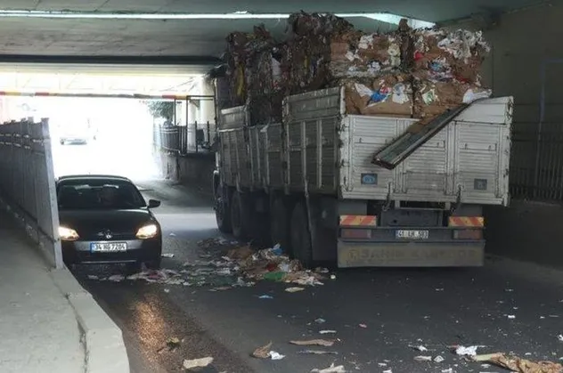 Bayrampaşa'da kamyon alt geçide takıldı