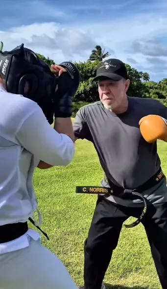 Siyonist rejimin yakın dostu Chuck Norris 86 yaşında öldü-9