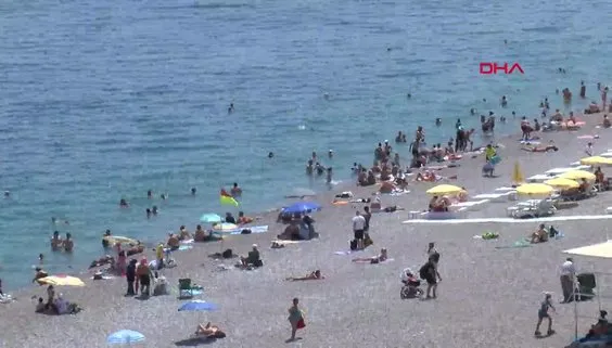 Antalya’da hava sıcaklığı 37 dereceyi gördü! Konyaaltı Sahili doldu