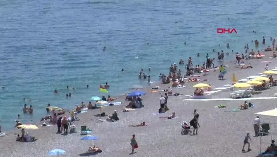Antalya'da hava sıcaklığı 37 dereceyi gördü! Konyaaltı Sahili doldu
