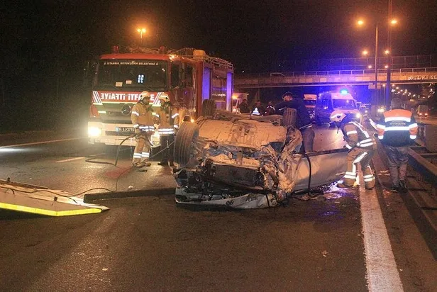 Son dakika: TEM'de feci kaza: Otomobil kamyona çarpıp takla attı: 2 ölü, 1 ağır yaralı-1