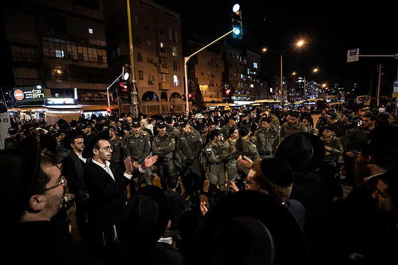 Ultra Ortodoks Yahudiler, İsrail'in zorunlu askerlik hizmetini protesto etti (AA)