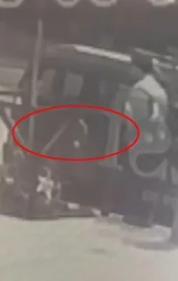 Türk bayrağını yere atan şahıs yakalandı