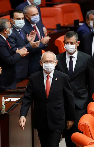 Kılıçdaroğlu'nu ayakta alkışlayan CHP'li vekiller, Başkan Erdoğan Meclis'e girince ayağa kalkmadı