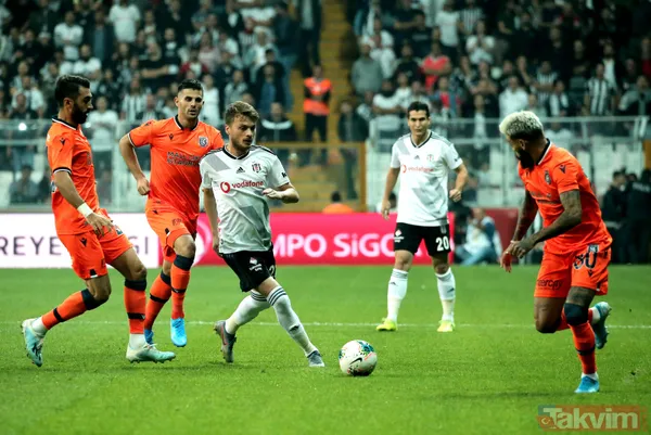 Beşiktaş-Başakşehir maçına 45+1. dakikada damga vuran olay! Suat Arslanboğa'nın verdiği karar ortalığı karıştırdı... - 1
