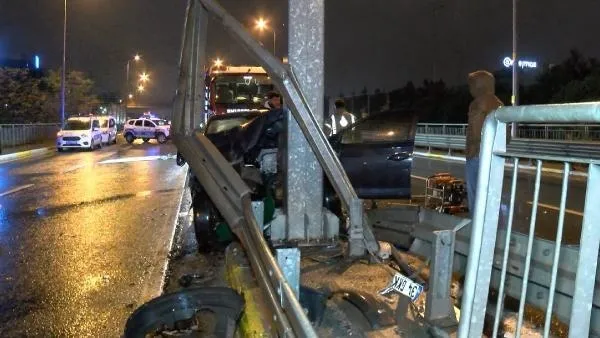 Sultanbeyli'de bariyerleri aşan otomobil yön tabelasına çarparak durabildi-6