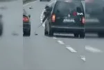 İstanbul trafiğine bir de levye dehşeti eklendi! Akılsız sürücü önce önünü kesti sonra saldırdı: O anlar kamerada!
