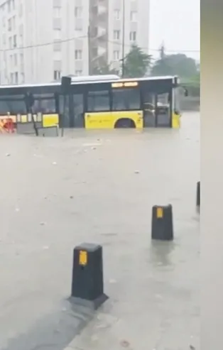 İstanbul yine selle imtihan oldu! Ekrem İmamoğlu'nun sorunu çözdük dediği yerler su altında kaldı