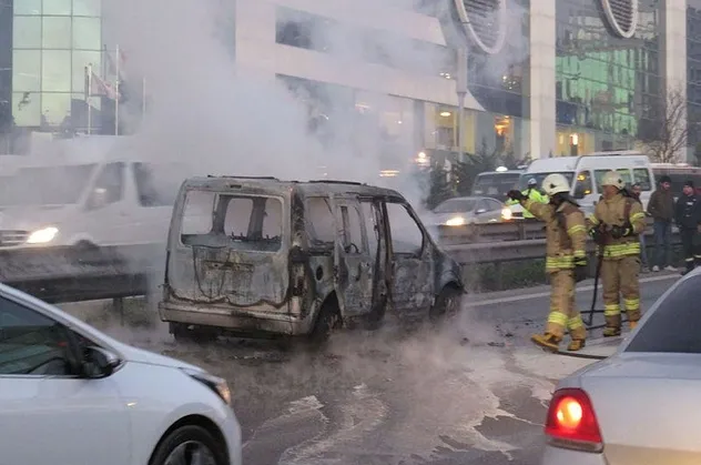 Son dakika: D-100'de araç alev alev yandı, trafik yoğunluğu oluştu