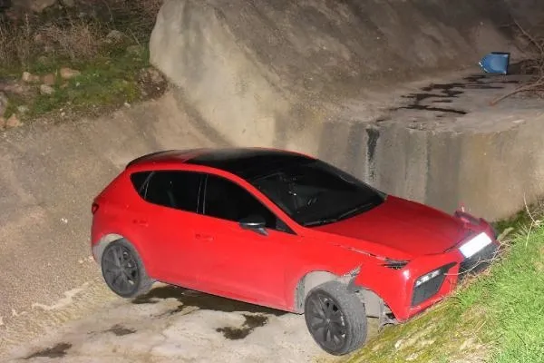 SON DAKİKA: İzmir'de dur ihtarına uymayan 14 yaşındaki sürücü otomobil ile dereye uçtu-3