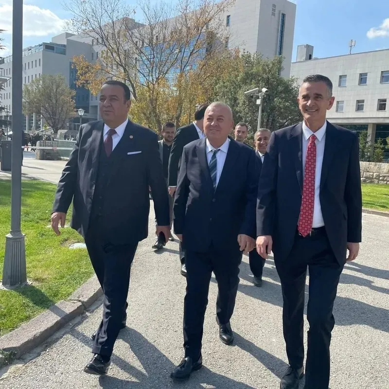 chpde-mutlak-kopus-oncesi-son-grup-ozgur-ozel-ne-diyecek-kilicdaroglu-mykyi-topladi-ihraci-istenen-3-milletvek-1782203116636.jpeg Kılıçdaroğlu MYK'yı "ihraç" gündemiyle topladı! Listedeki 3 milletvekili | Özgür Özel'in son grubu mu?-4