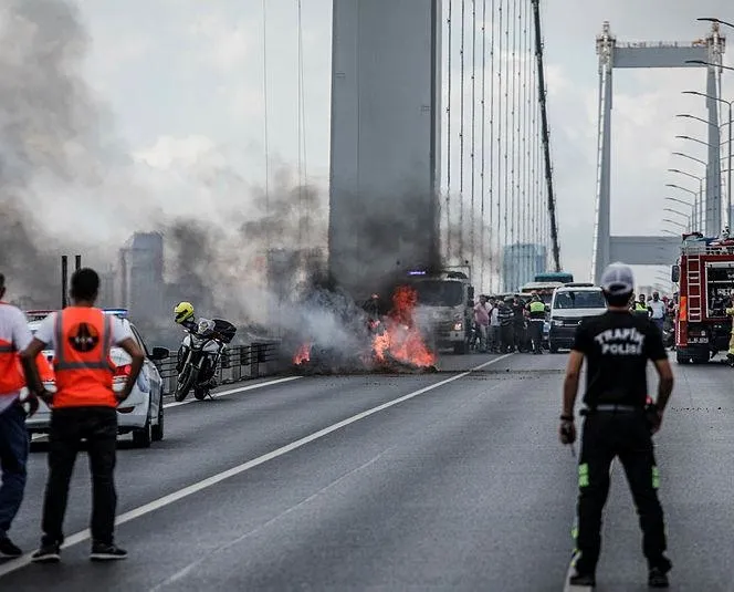 15 Temmuz Şehitler Köprüsü’nde araç yangını!