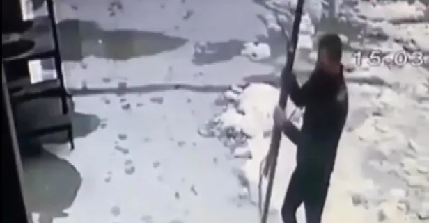 Yüzsüz hırsız! Ümraniye'de yanından geçenlere aldırış etmeden merdiven korkuluklarını çaldı