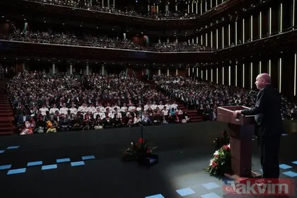 Başkan Erdoğan, yüksek lisans öğrencilerine diplomalarını verdi