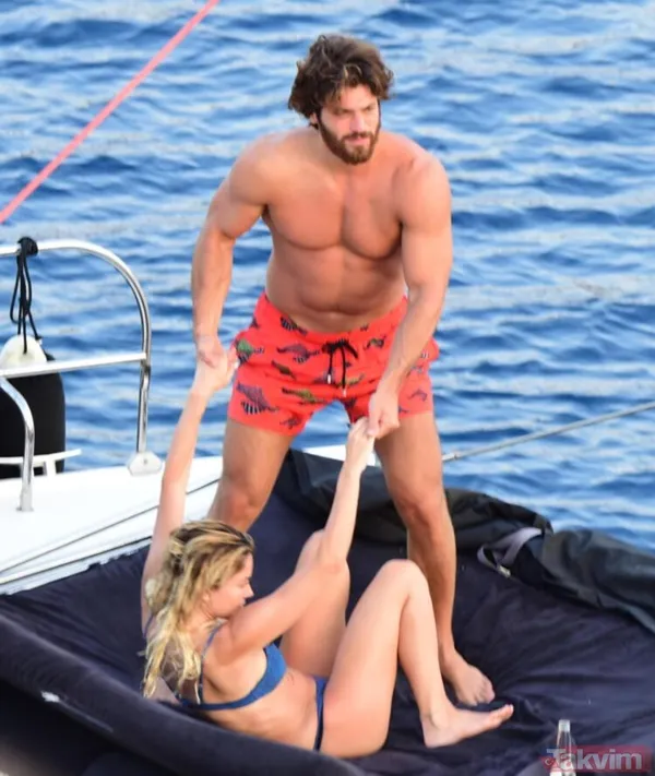 Can Yaman ve sevgilisi Diletta Leotta aşka geldi uluorta öpücüklere boğdu! Teknede aldırışsız romantizm... - 4
