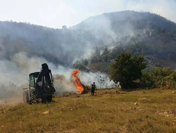 osmaniyede-korkutan-orman-yangini-evler-tahliye-edildi-1689434122482.jpeg Osmaniye’de orman yangını! 10 saatlik mücadelenin altından kontrol altına alındı-6