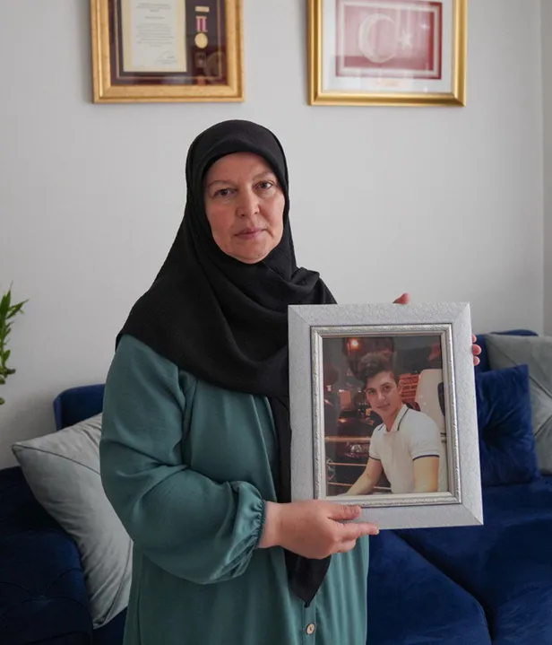 16-yasindaki-sehit-olan-mahir-ayabakin-annesi-muteber-ayabak-15-temmuz-gecesini-anlatti-1657893744117.jpg 16 yaşındaki şehit olan Mahir Ayabak'ın annesi Muteber Ayabak 15 Temmuz gecesini anlattı-2